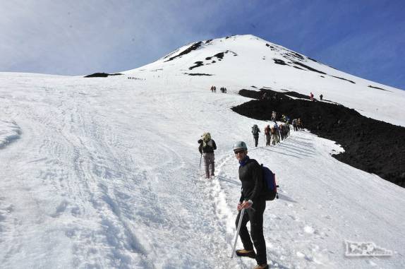 O Haroldo e o resto do grupo enfrentando as encostas nevadas do vulcão Villarrica, região de Pucón, no sul do Chile